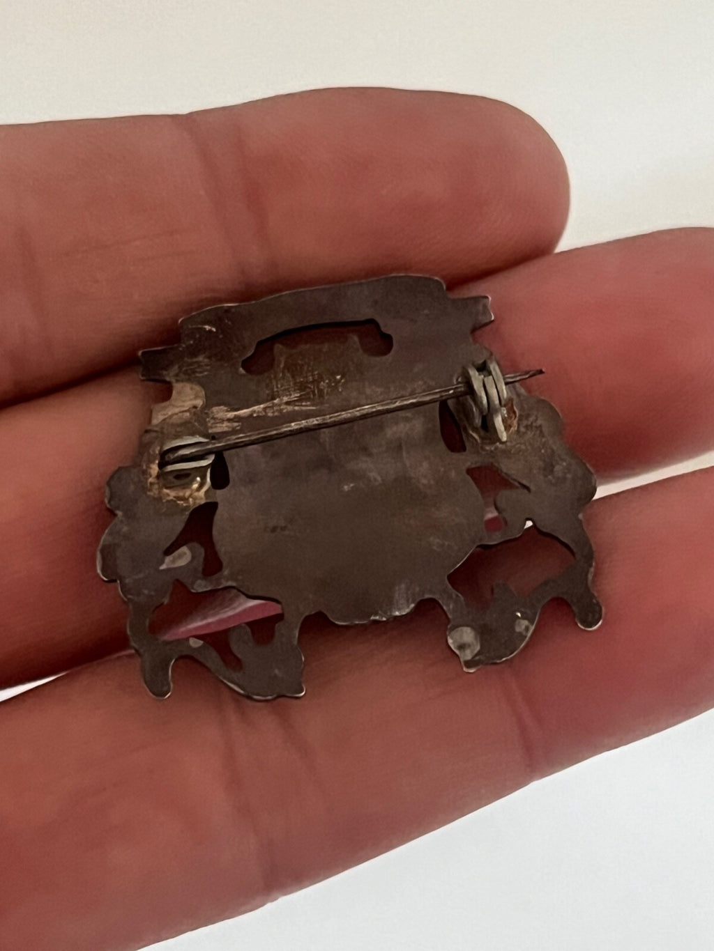 Broche A Me les Gardes en Métal Ciselé Bas-Relief Vernis L3,5 Vintage