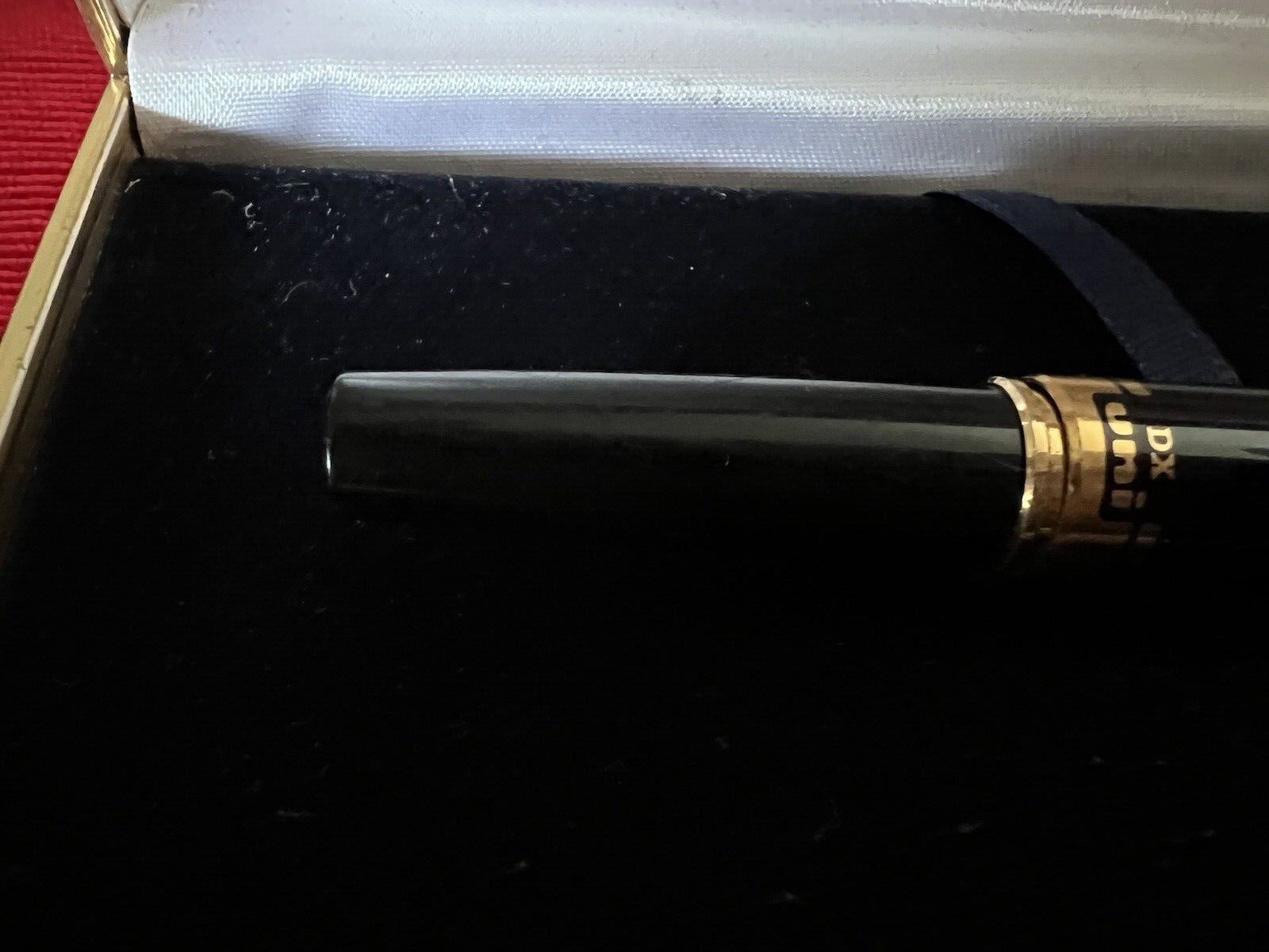 🔴 UNI-BALL DX Mini-Kugelschreiber, glänzend schwarz mit Vintage-Goldverzierungen 