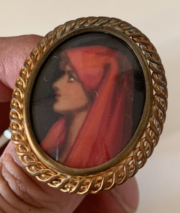 Broche Miniature Profil De Femme Cadre Festonnée Foulard Chapeau Vintage 