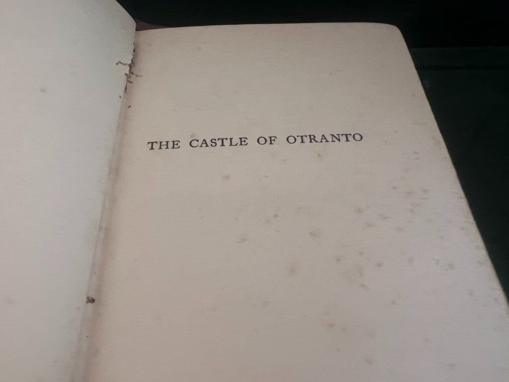 🔴 Buch DAS SCHLOSS VON OTRANTO von Caroline Spurgeton in englischer Sprache aus dem Jahr 1929 