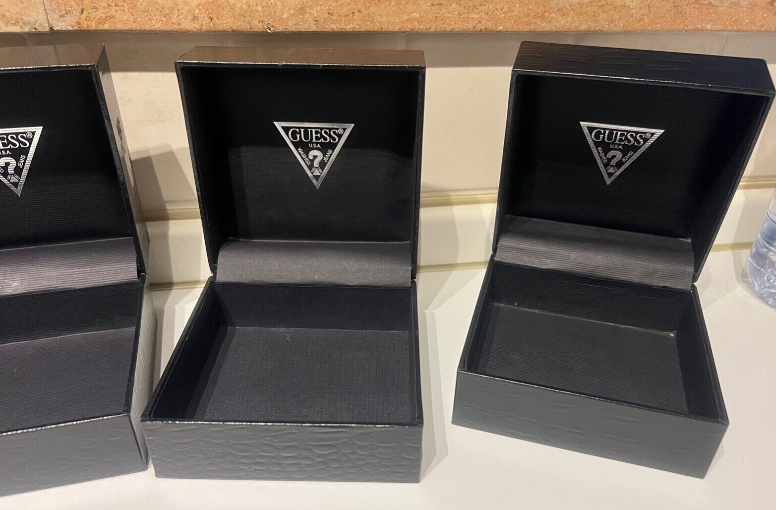 🔴 GUESS 4-teilige Uhrenboxen aus schwarzem Kunstleder (ohne Kissen) 