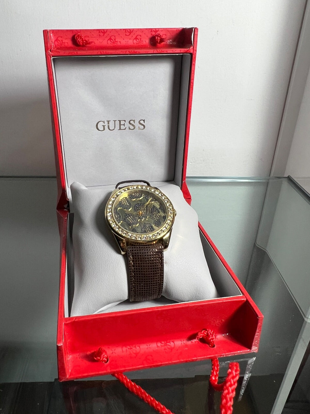 GUESS Damenuhr mit Quarzfunktion und Tiermotiv W0056L Boîte 