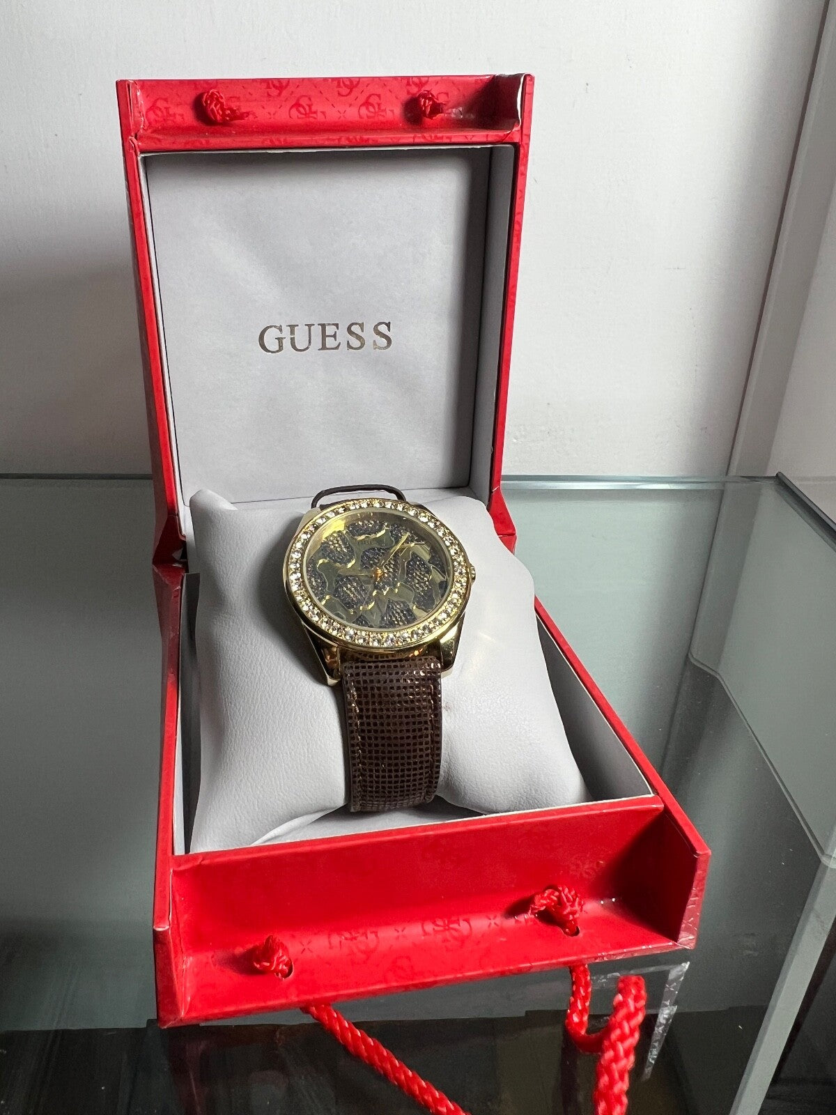 GUESS Damenuhr mit Quarzfunktion und Tiermotiv W0056L Boîte 