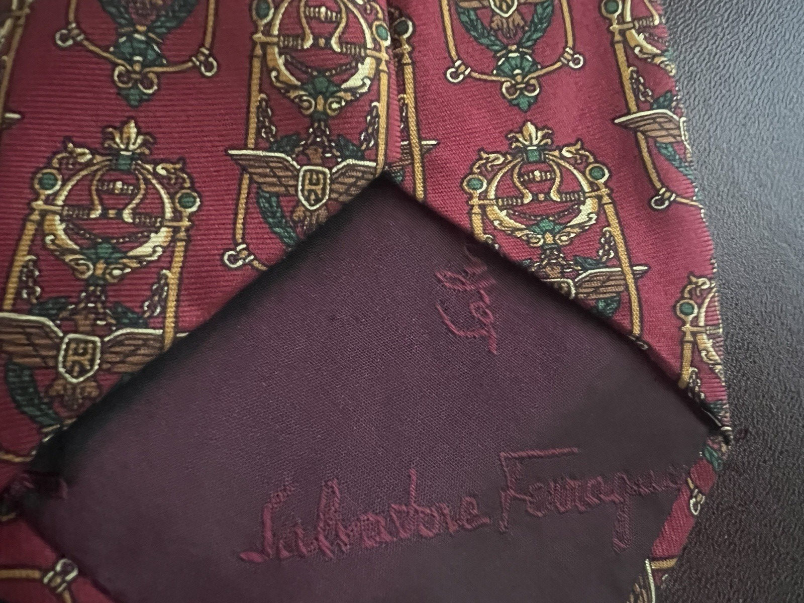 SALVATORE FERRAGAMO Rote Seda Corbata mit Vintage-Golden-Escudos-Motiv 