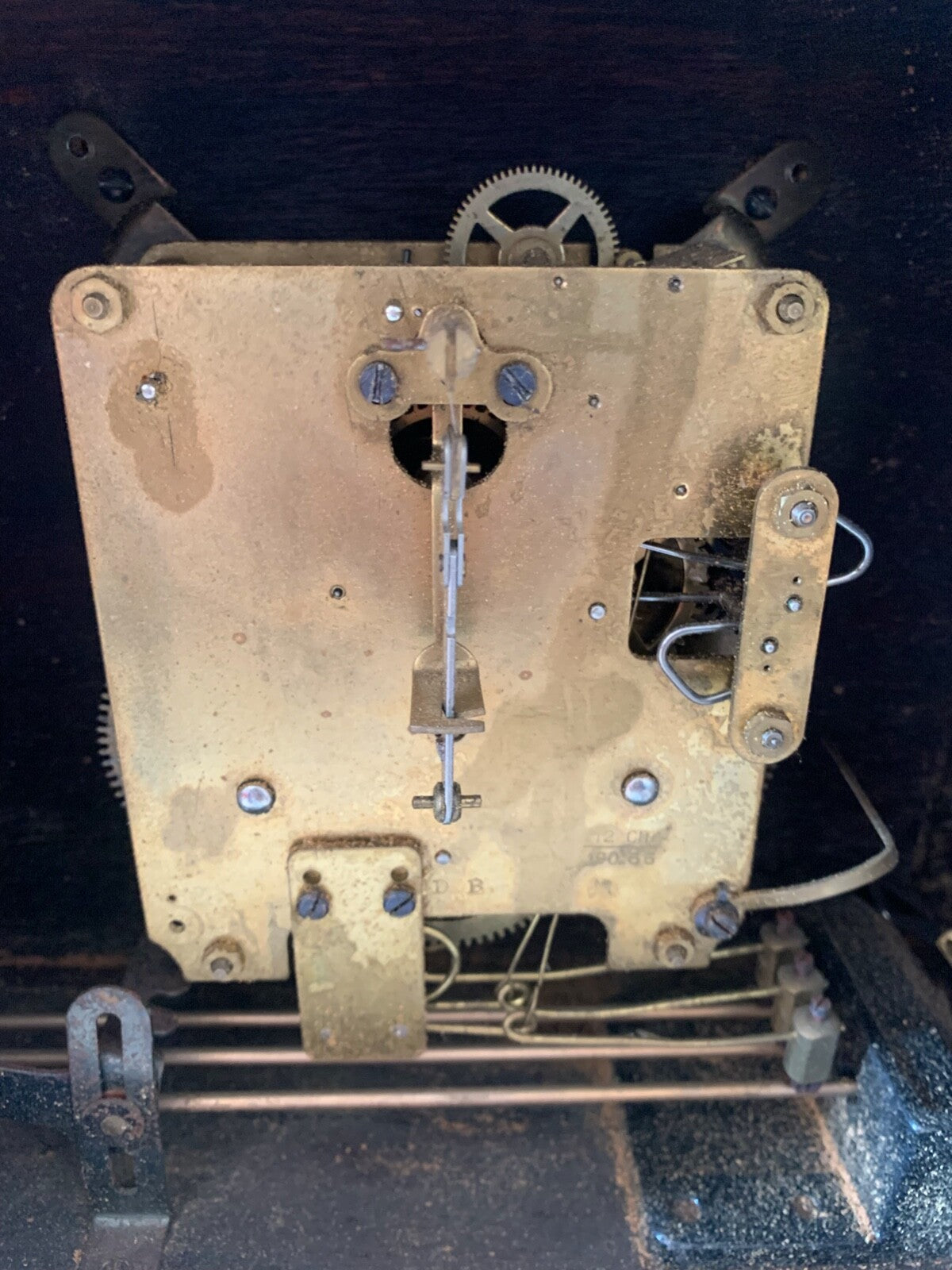 Rote Tischuhr aus Holz mit innenliegendem Pendel und Vintage-Glockenspiel 