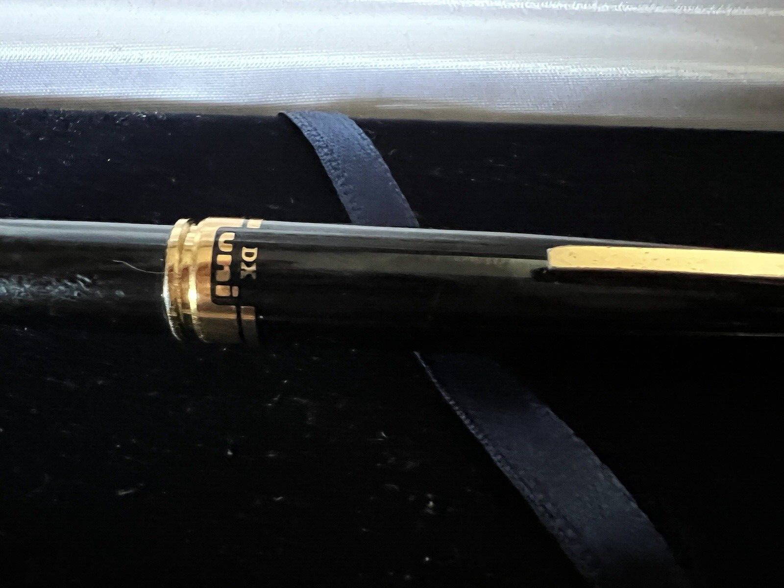 🔴 UNI-BALL DX Mini-Kugelschreiber, glänzend schwarz mit Vintage-Goldverzierungen 