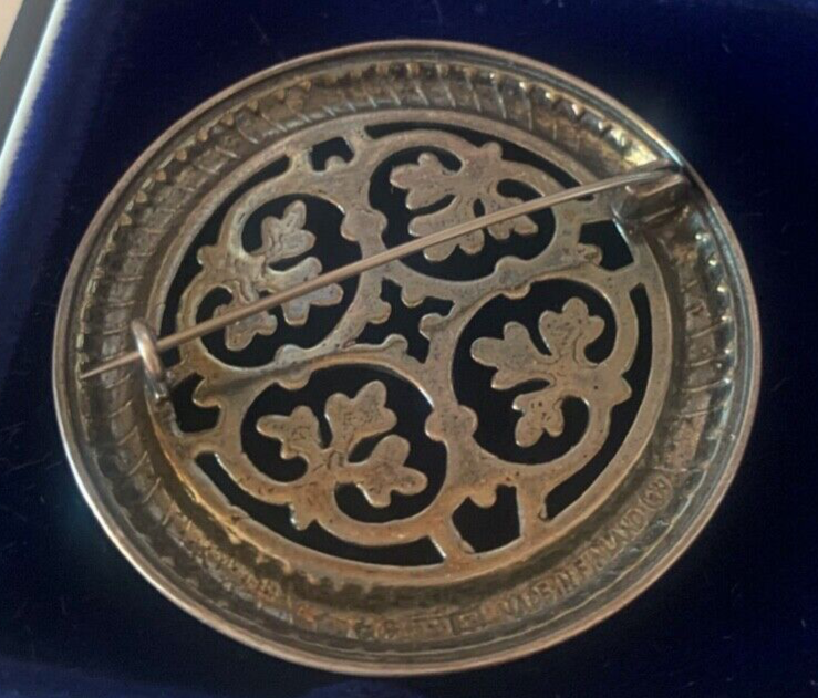 Broche Fleur Cercle Avec Feuilles Et Volute Vintage 