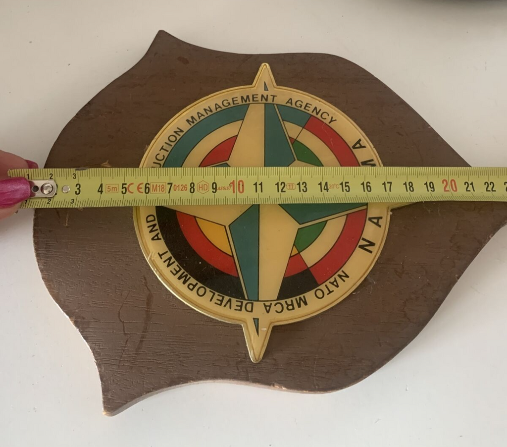 🔴 CREST militare NATO DEVELOPMENT MANAGEMENT AGENCY NAMMA scudo legno