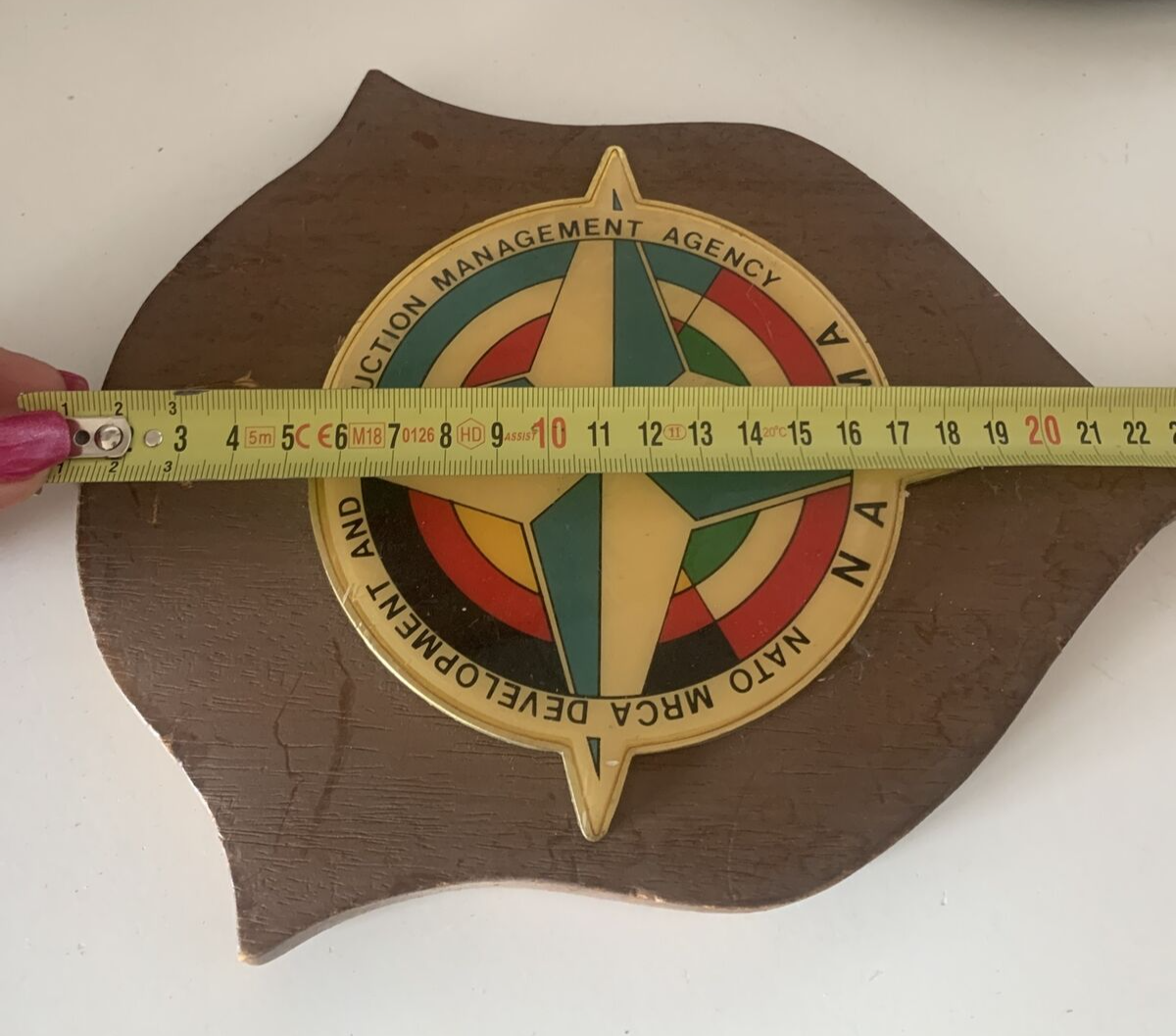 🔴 CREST militare NATO DEVELOPMENT MANAGEMENT AGENCY NAMMA scudo legno