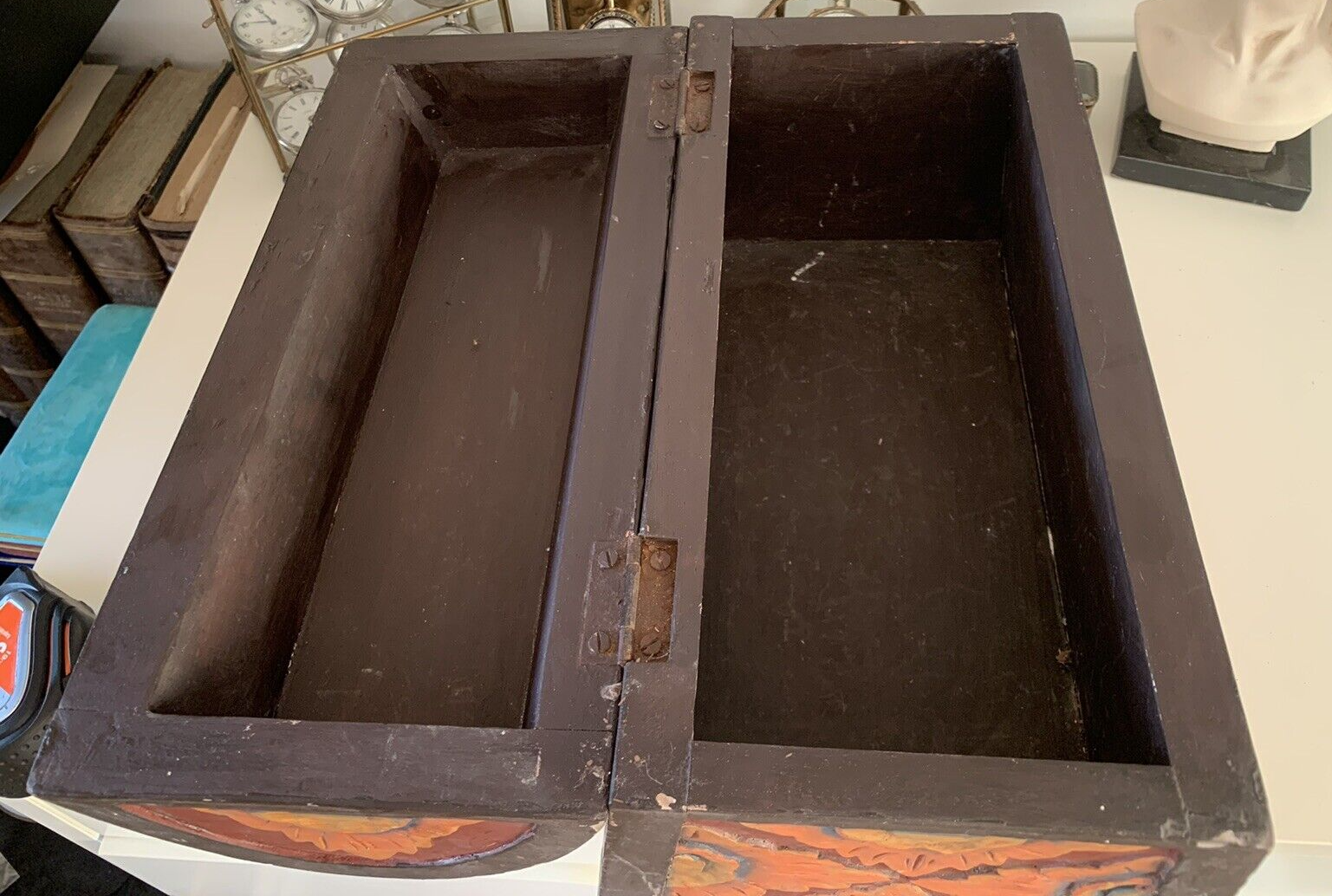 🔴 Geschnitzte Holztruhe mit floralen Vintage-Verzierungen 