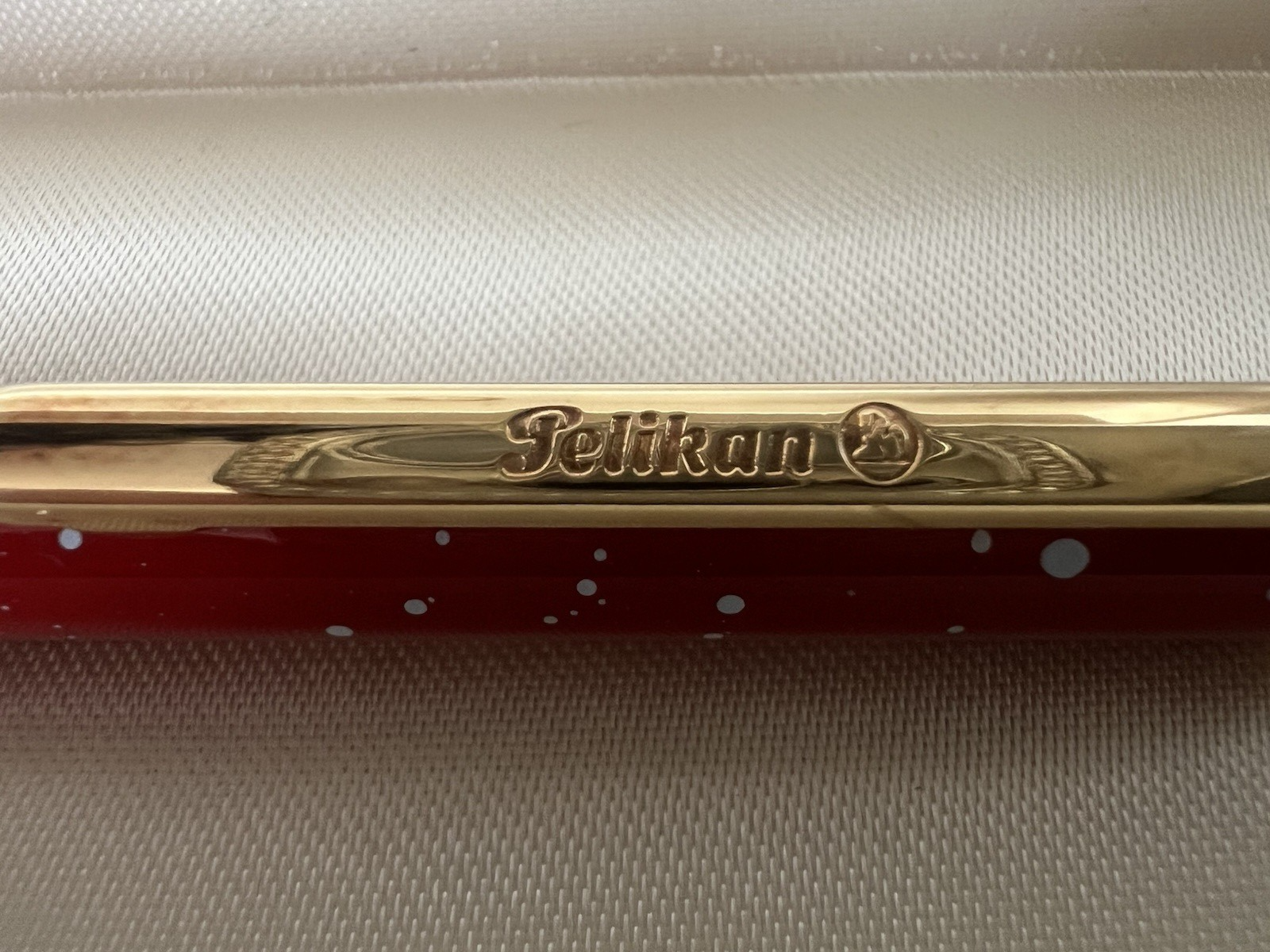 Pelikan Stylo-Plume Sphère Laque Rouge Pois Profils Or Automatique Écrit Rétro