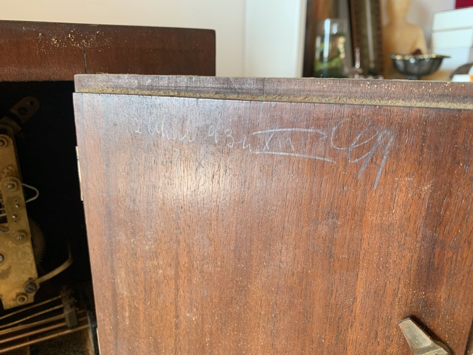 Rote Tischuhr aus Holz mit innenliegendem Pendel und Vintage-Glockenspiel 