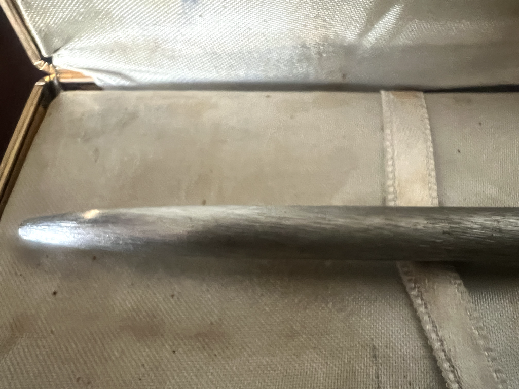 Delta Stylo-Plume Sphère Chrome Satiné Avec Profils Doré Bouton Snap Écrit