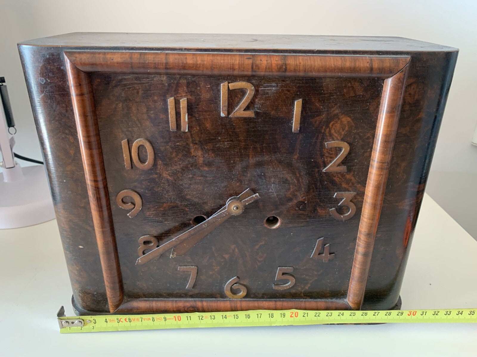 Rote Tischuhr aus Holz mit innenliegendem Pendel und Vintage-Glockenspiel 
