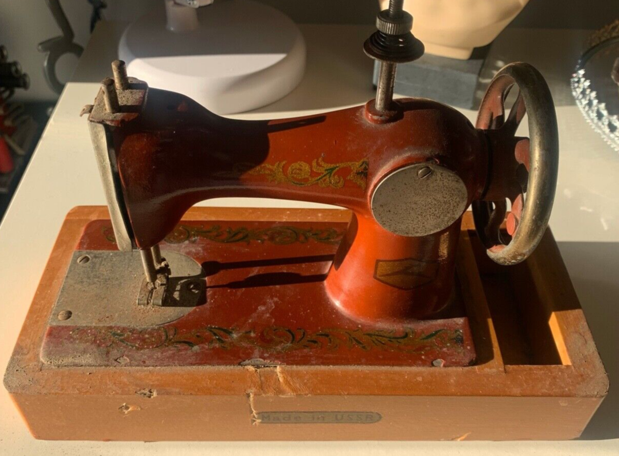 🔴 Originale russische Handkurbel-Nähmaschine mit Holzsockel, 27 cm breit, Vintage 