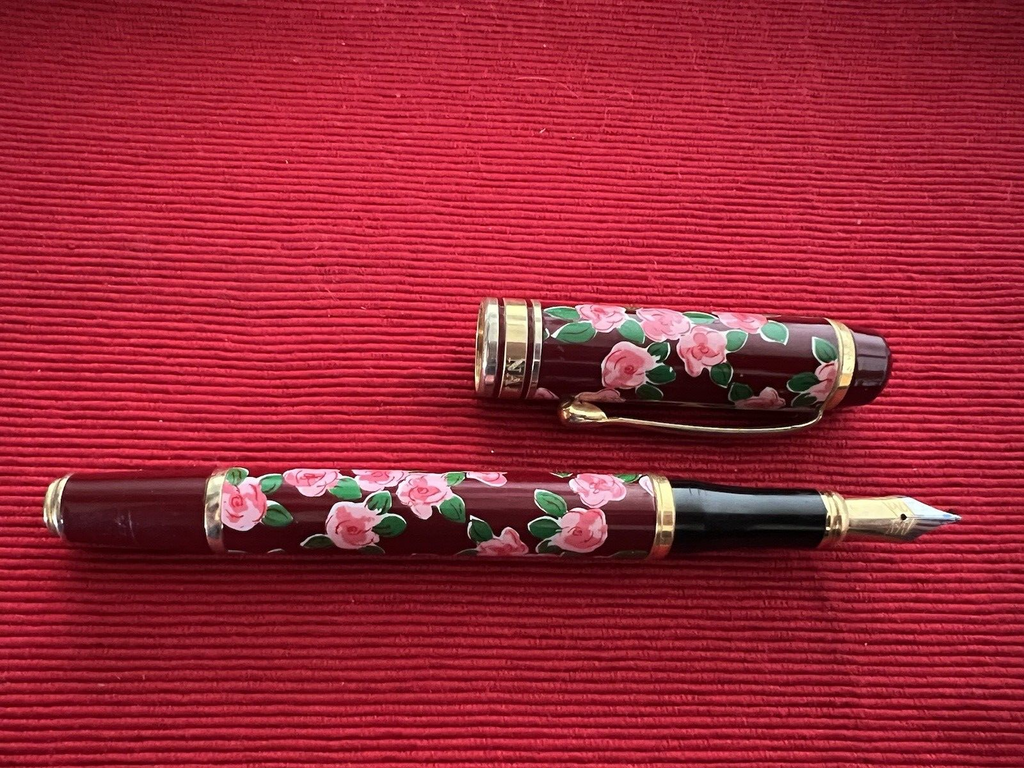 Naj Oleari Stylo-Plume Stylo à Plume Laque Rouge Fleurs Rose Écrit Vintage