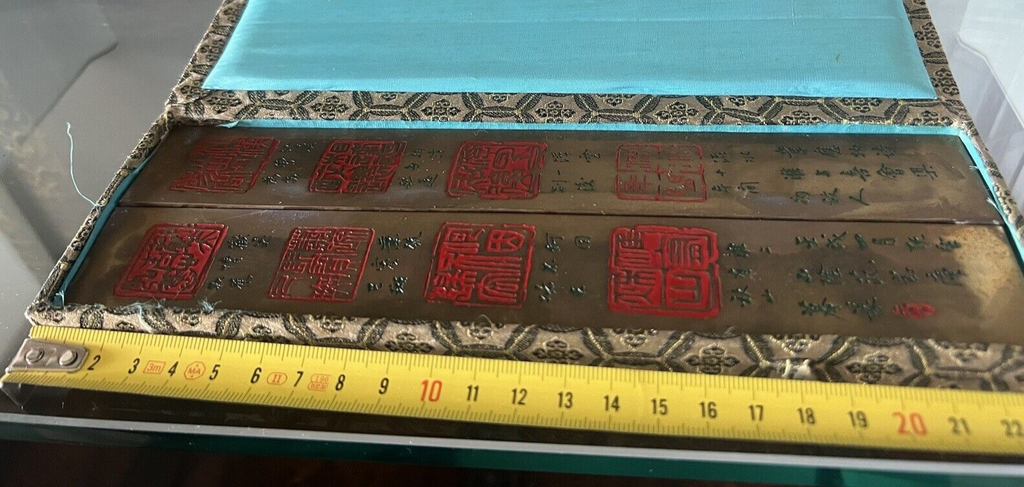 Calendrier Chinois Laiton Avec Gravure Relief Couleurs Vert-Rouge Box Vintage