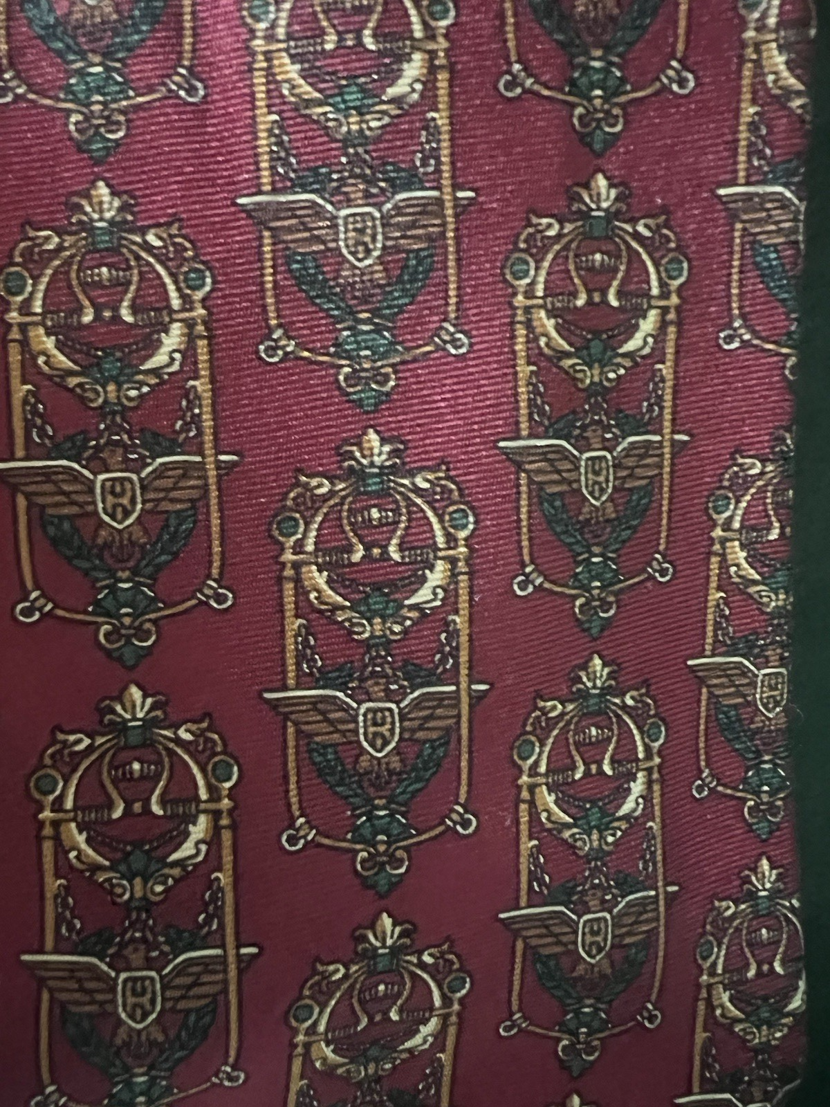 SALVATORE FERRAGAMO Rote Seda Corbata mit Vintage-Golden-Escudos-Motiv 