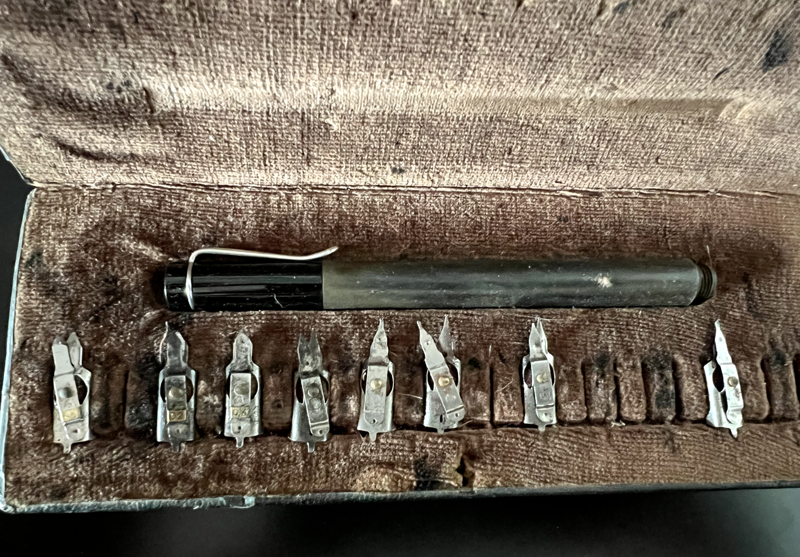 🔴 PELIKAN GRAPHOS Füllfederhalter mit Federn und Vintage-Etui 