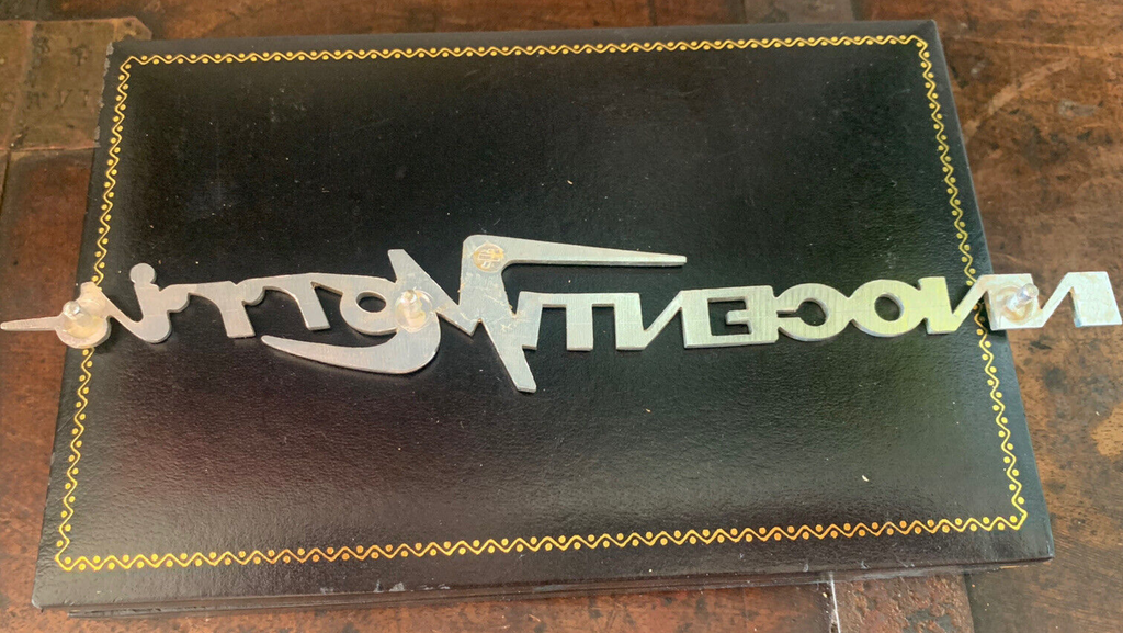 Armes Innocenti Voiture Morris Écrit Emblème Orrnement Logo Fer F 