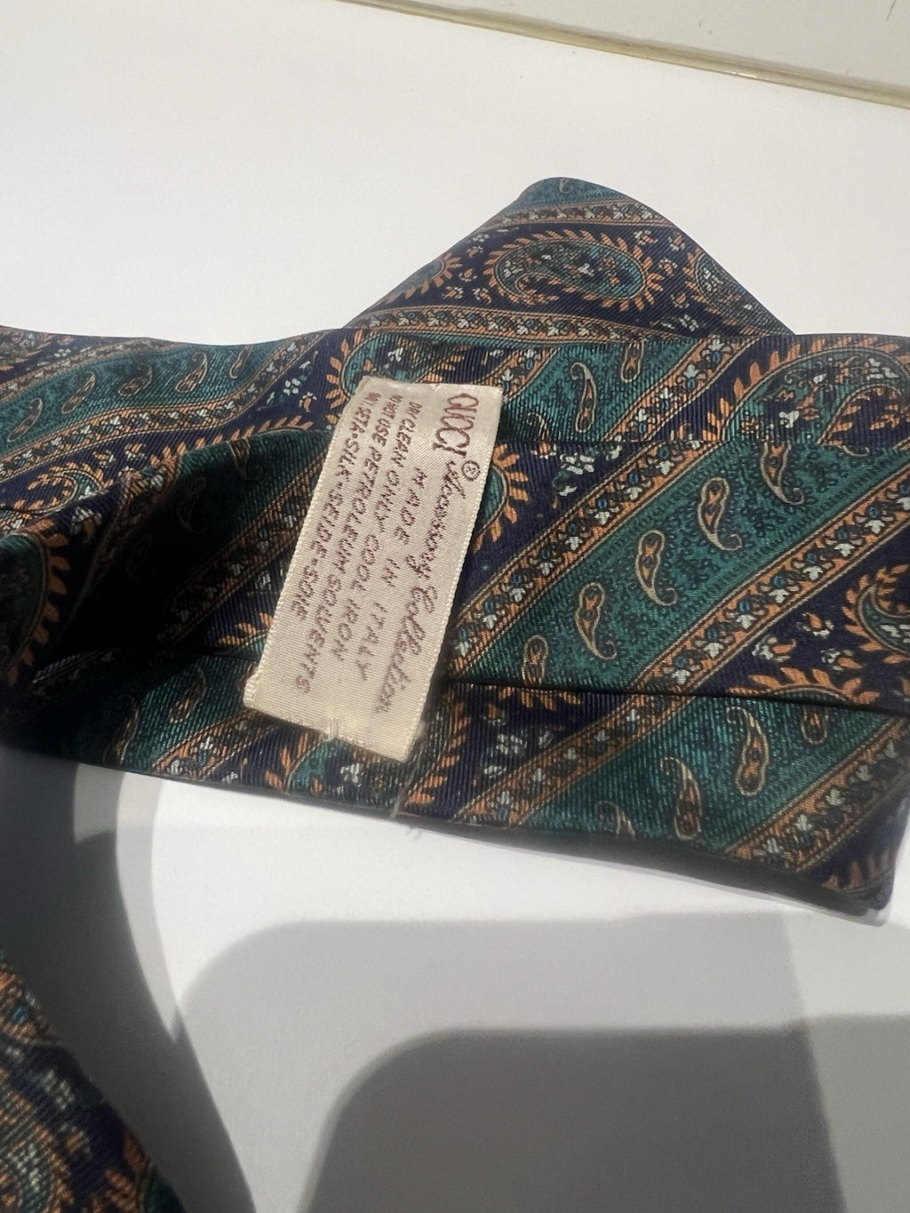 Rote GUCCI Herrenkrawatte aus reiner Seide, grün mit Monogrammen, elegant und formell 