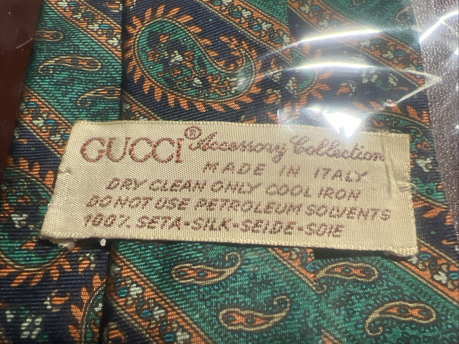 Rote GUCCI Herrenkrawatte aus reiner Seide, grün mit Monogrammen, elegant und formell 