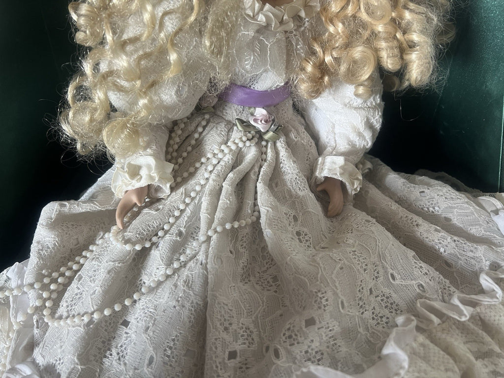 Poupée Porcelaine Robe Dentelle Avec Yeux Bleus Boucles Blondes Vintage H 53