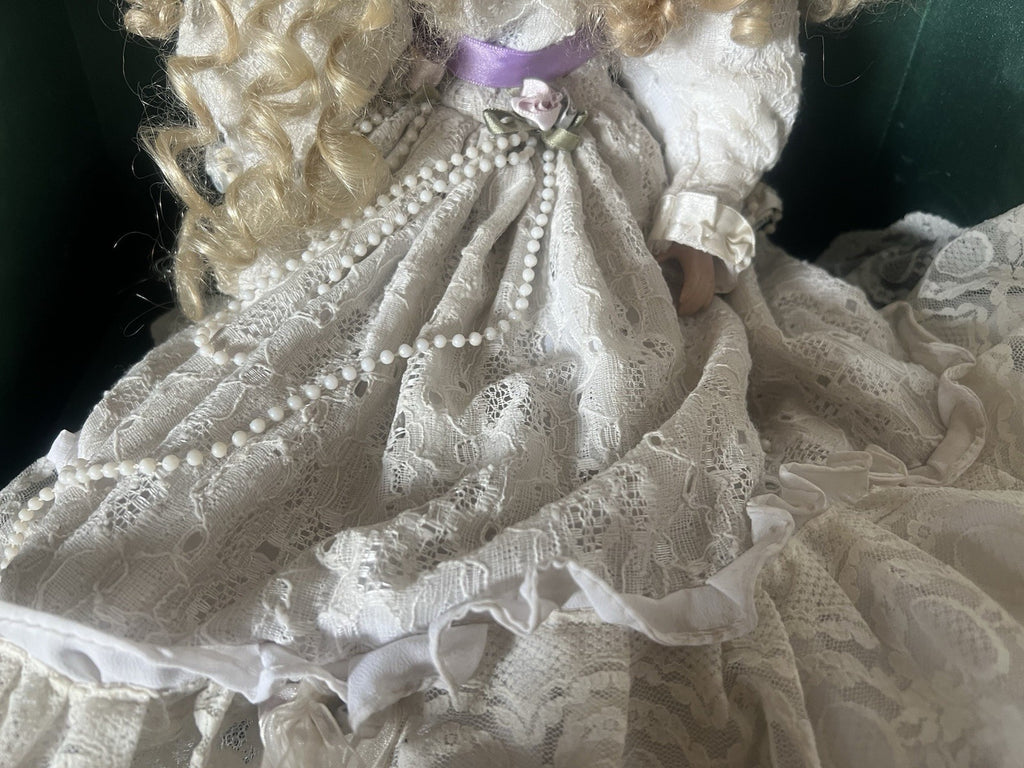 Poupée Porcelaine Robe Dentelle Avec Yeux Bleus Boucles Blondes Vintage H 53