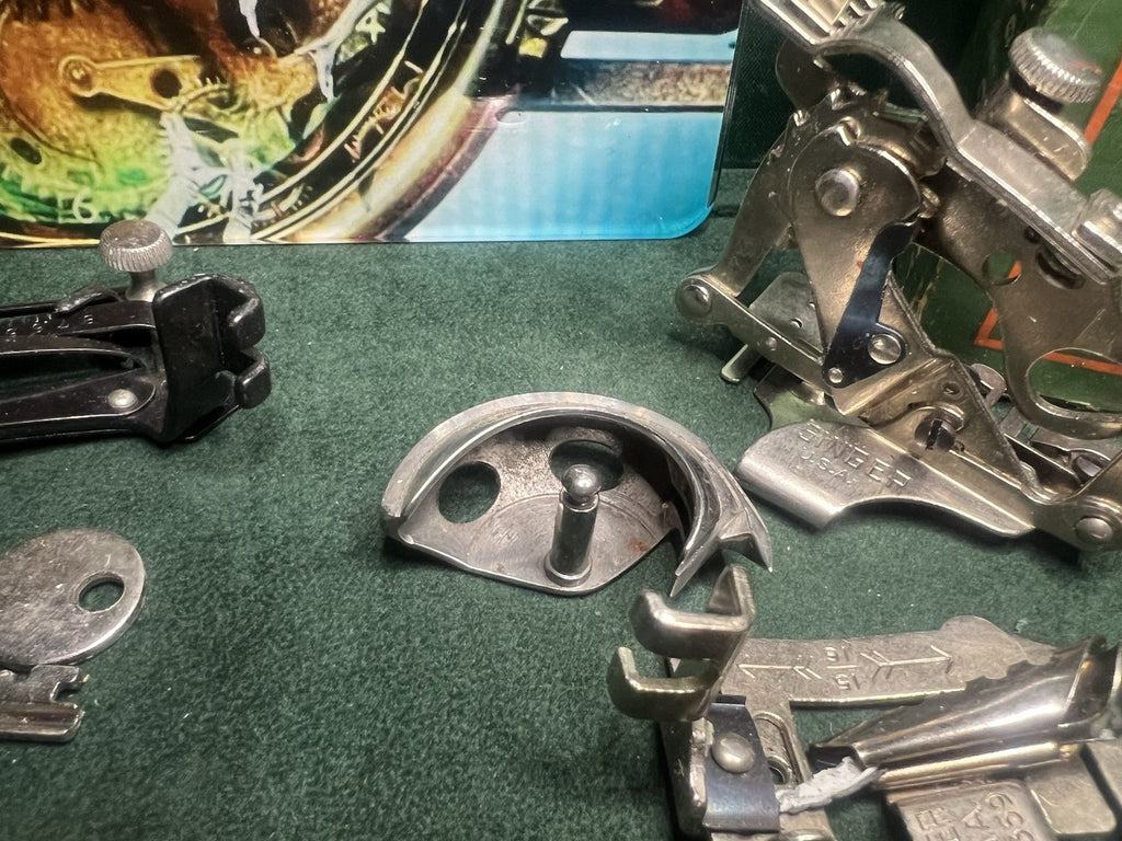 🔴 SINGER Nähmaschinenzubehör 1600809 mit Vintage-Schmierstoffbox 