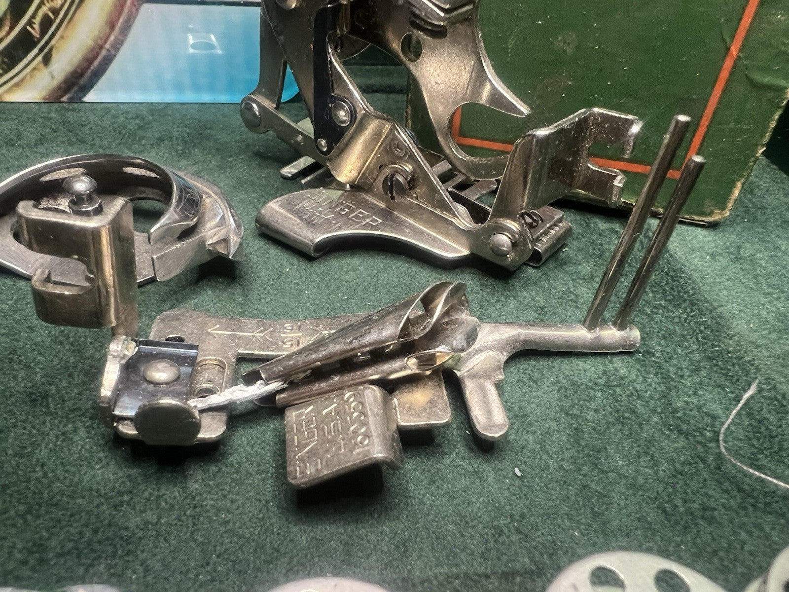 🔴 SINGER Nähmaschinenzubehör 1600809 mit Vintage-Schmierstoffbox 