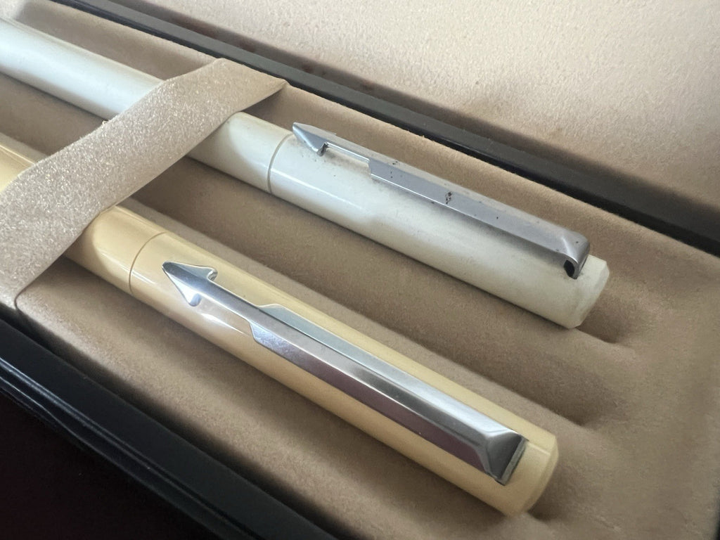 🔴 PARKER Vector Füllfederhalter und weißer Kugelschreiber schreiben im Vintage-Stil 