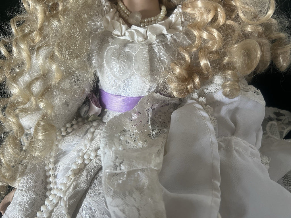 Poupée Porcelaine Robe Dentelle Avec Yeux Bleus Boucles Blondes Vintage H 53