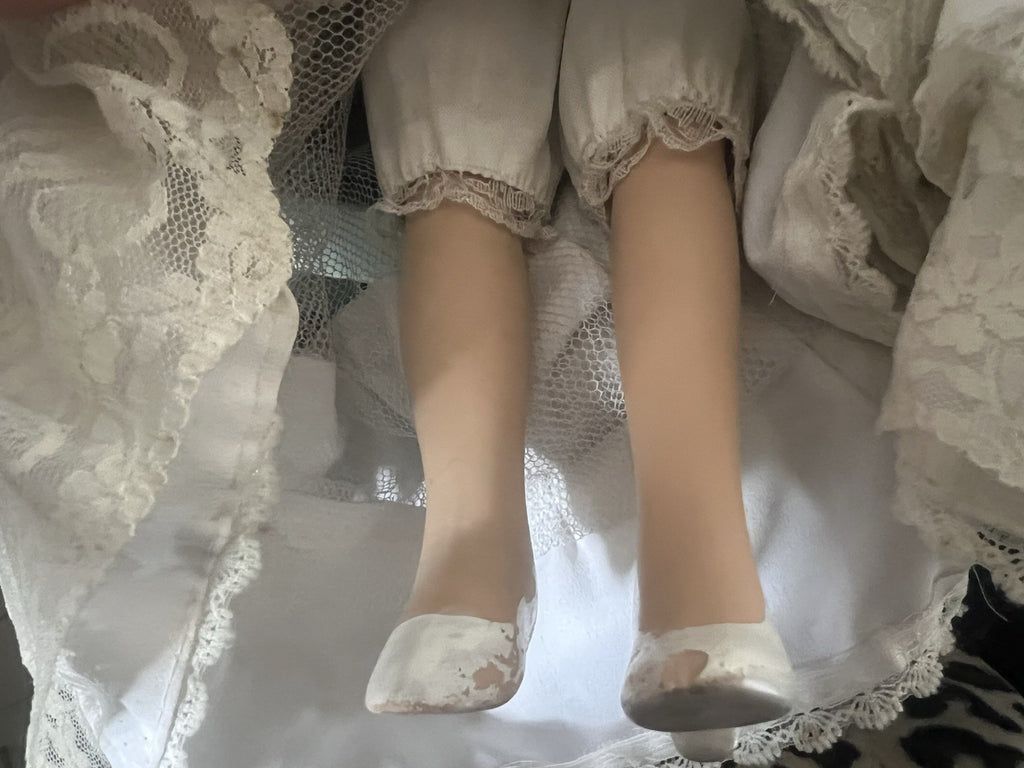 Poupée Porcelaine Robe Dentelle Avec Yeux Bleus Boucles Blondes Vintage H 53