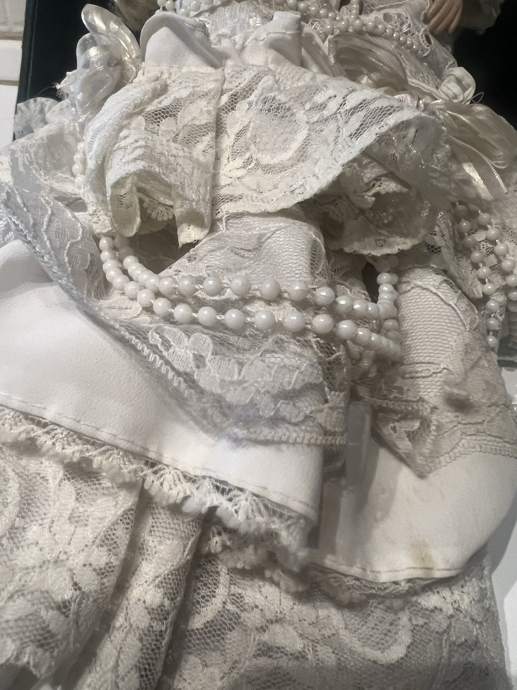 Poupée Porcelaine Robe Dentelle Avec Yeux Bleus Boucles Blondes Vintage H 53