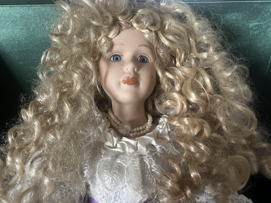 Poupée Porcelaine Robe Dentelle Avec Yeux Bleus Boucles Blondes Vintage H 53