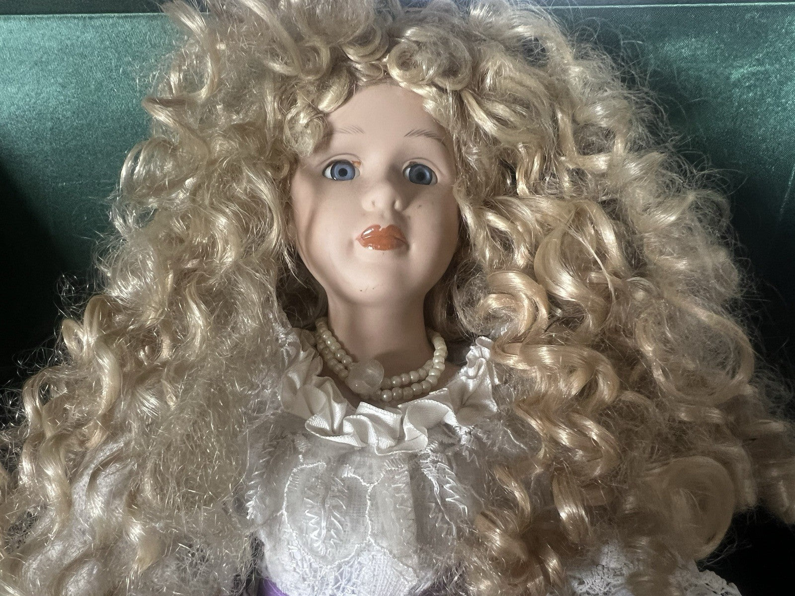 Poupée Porcelaine Robe Dentelle Avec Yeux Bleus Boucles Blondes Vintage H 53