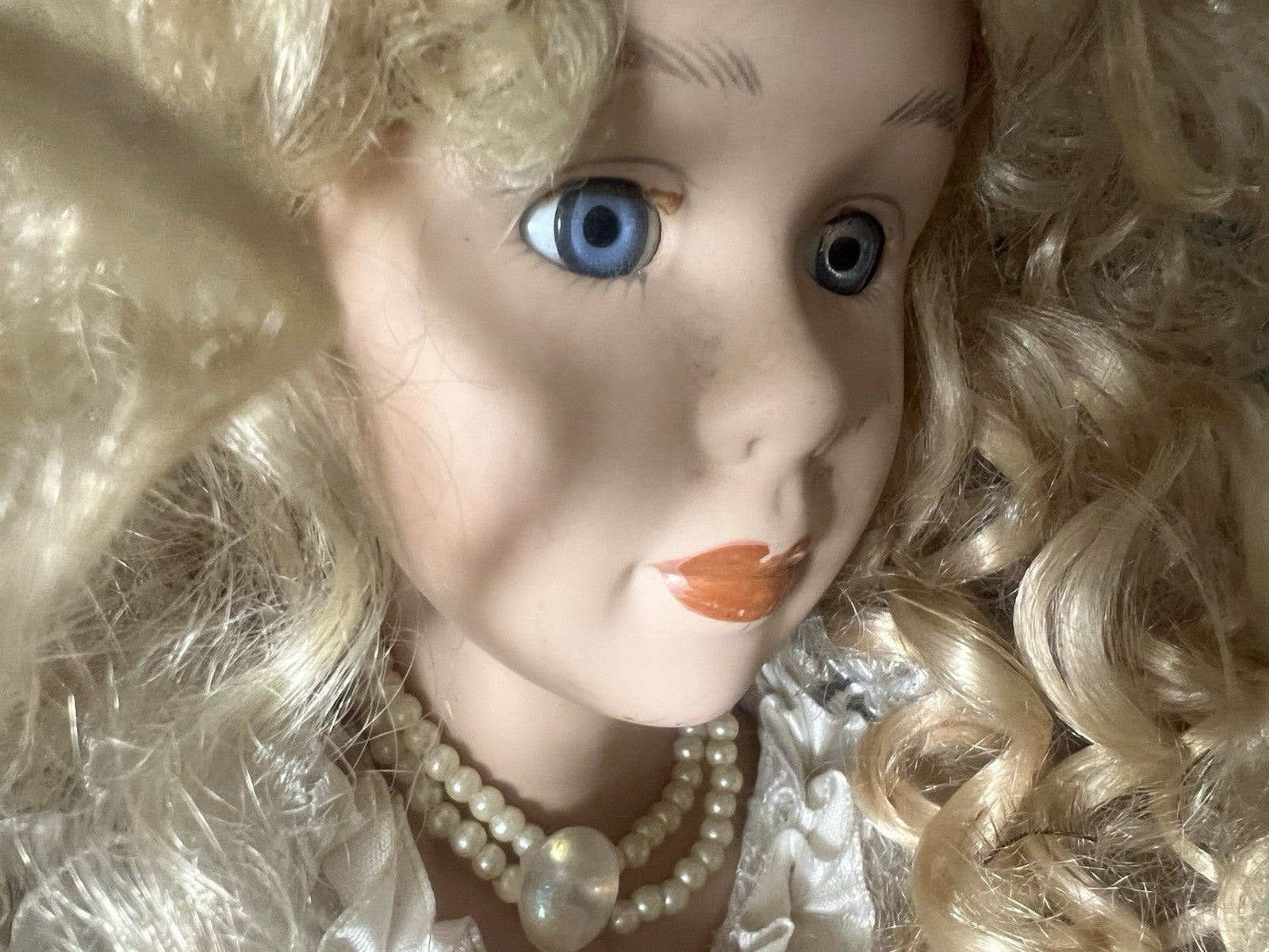 Poupée Porcelaine Robe Dentelle Avec Yeux Bleus Boucles Blondes Vintage H 53