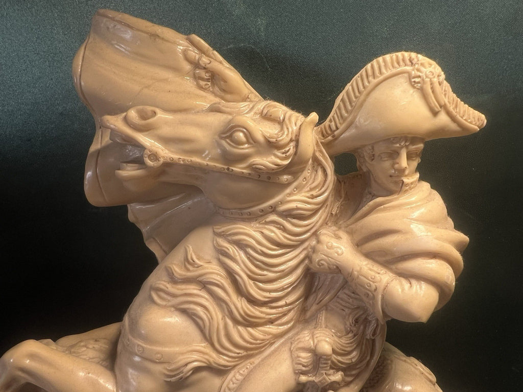 🔴 Statua scultura NAPOLEONE sul CAVALLO RAMPANTE polvere di marmo vintage
