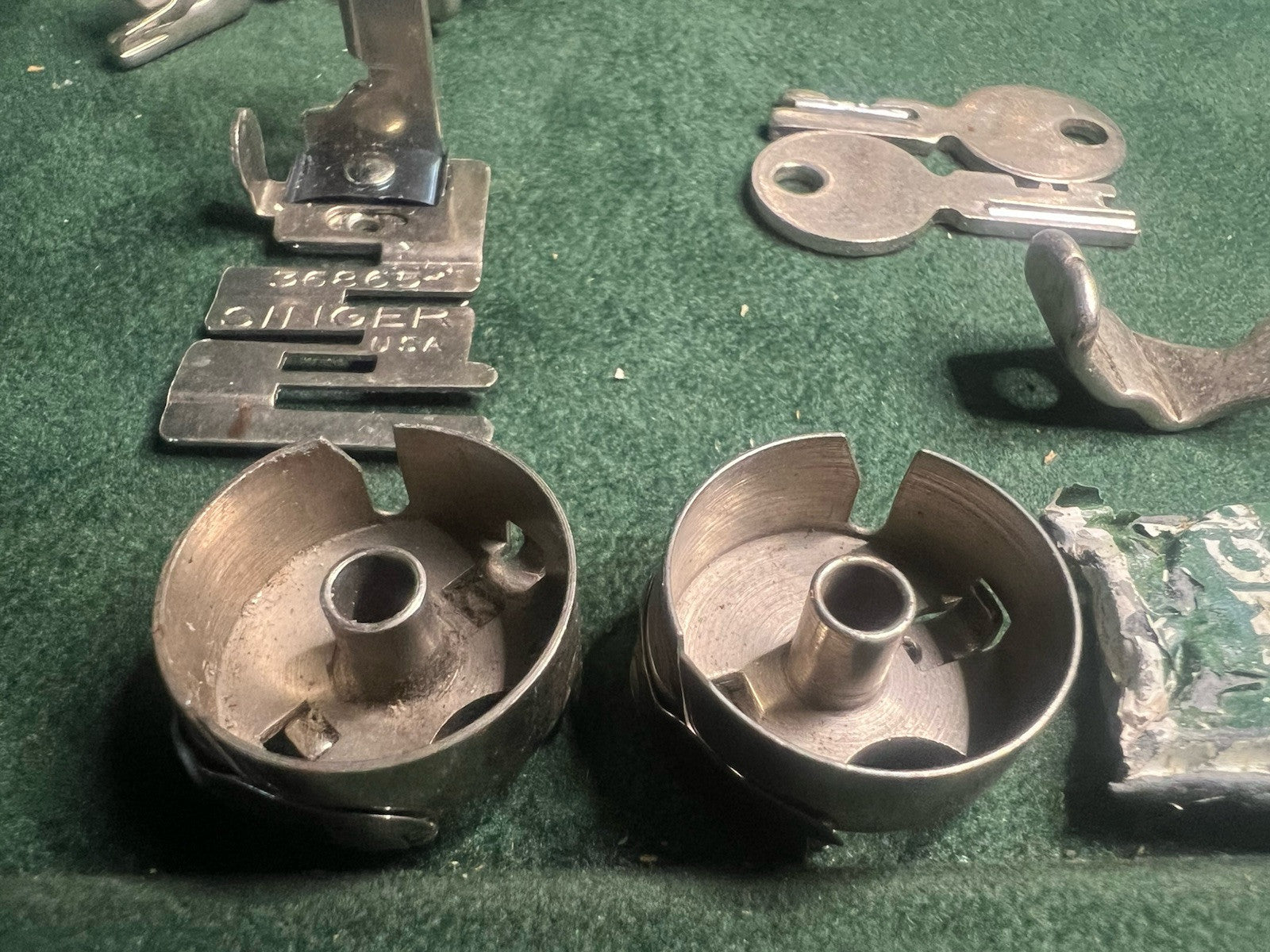 🔴 SINGER Nähmaschinenzubehör 1600809 mit Vintage-Schmierstoffbox 