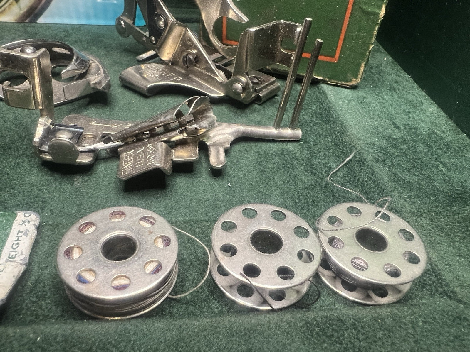 🔴 SINGER Nähmaschinenzubehör 1600809 mit Vintage-Schmierstoffbox 