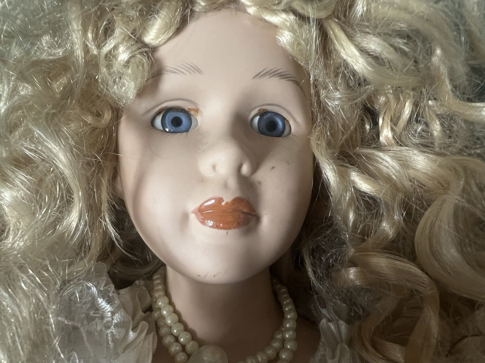 Poupée Porcelaine Robe Dentelle Avec Yeux Bleus Boucles Blondes Vintage H 53