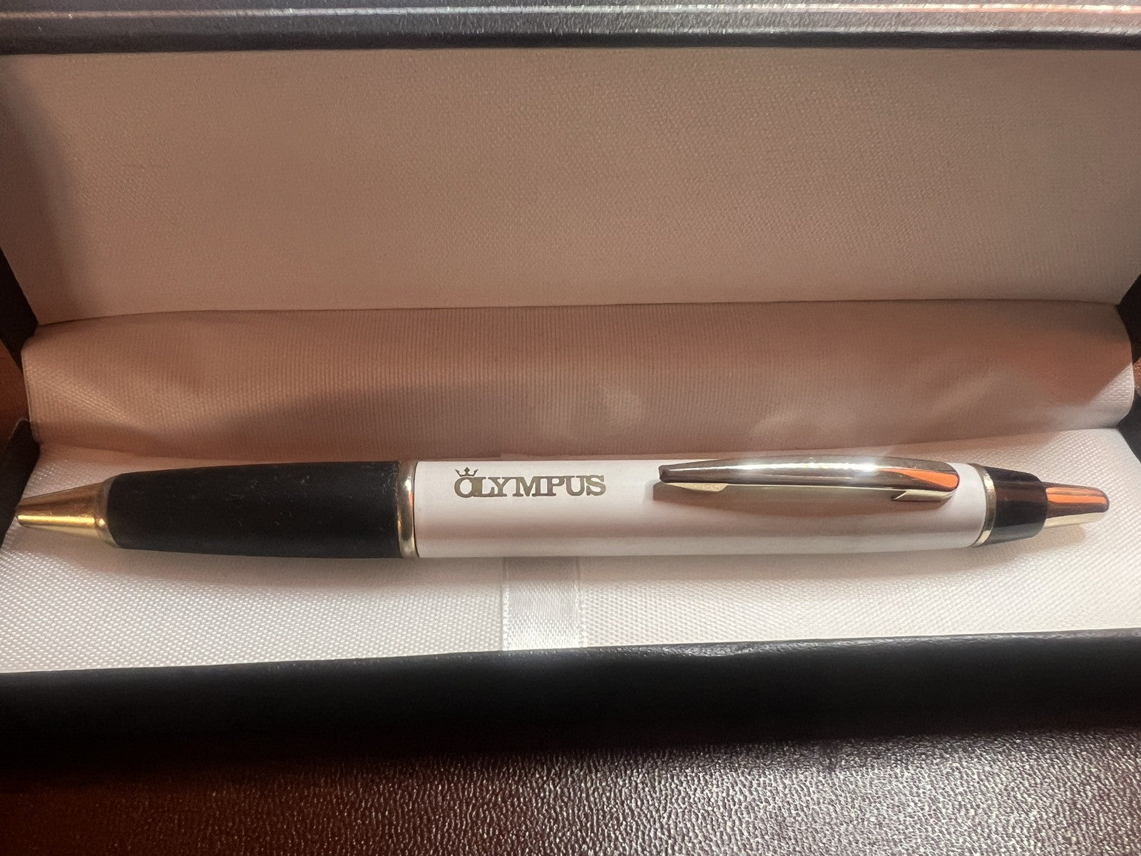 🔴 OLYMPUS penna sfera lacca bianca nera meccanismo a scatto scrive vintage