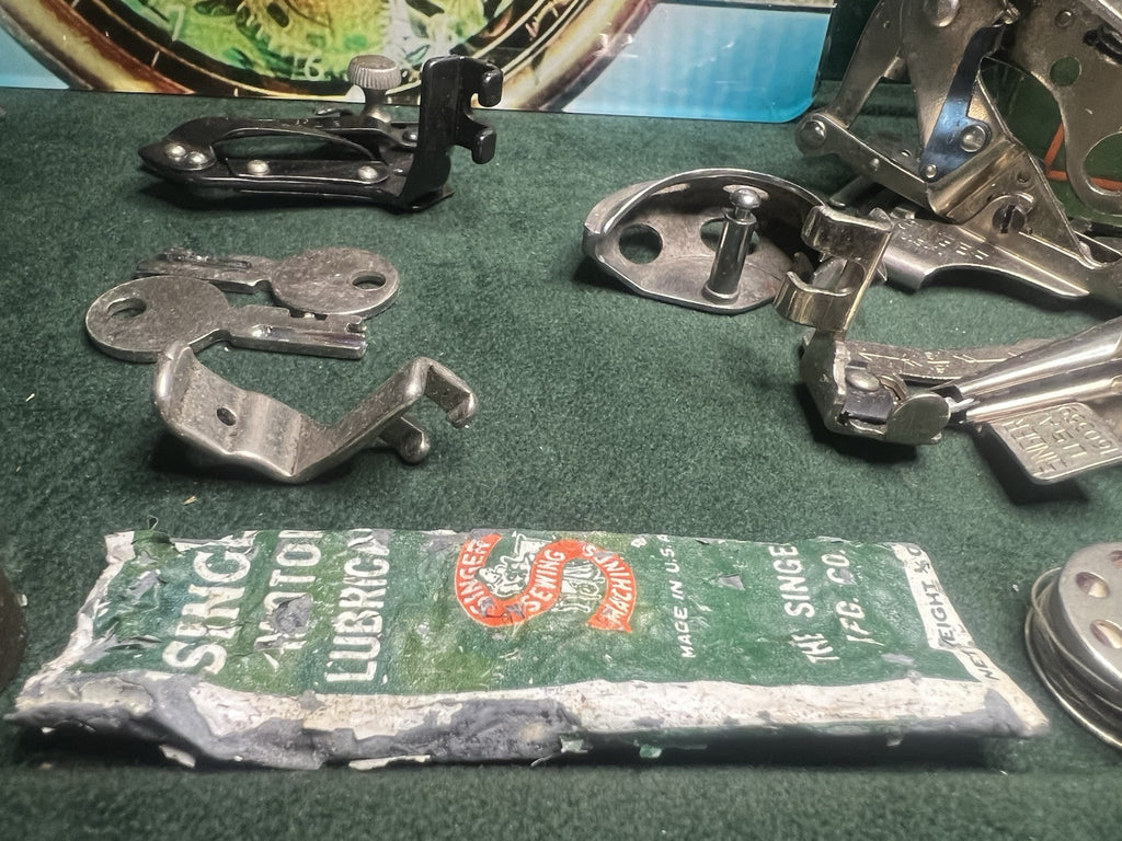 🔴 SINGER Nähmaschinenzubehör 1600809 mit Vintage-Schmierstoffbox 