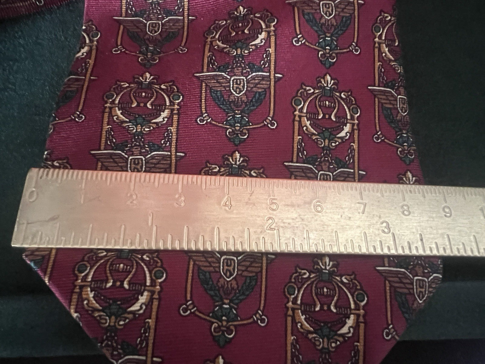 SALVATORE FERRAGAMO Cravate En Soie Rouge Motif Blasons Dorés Vintage