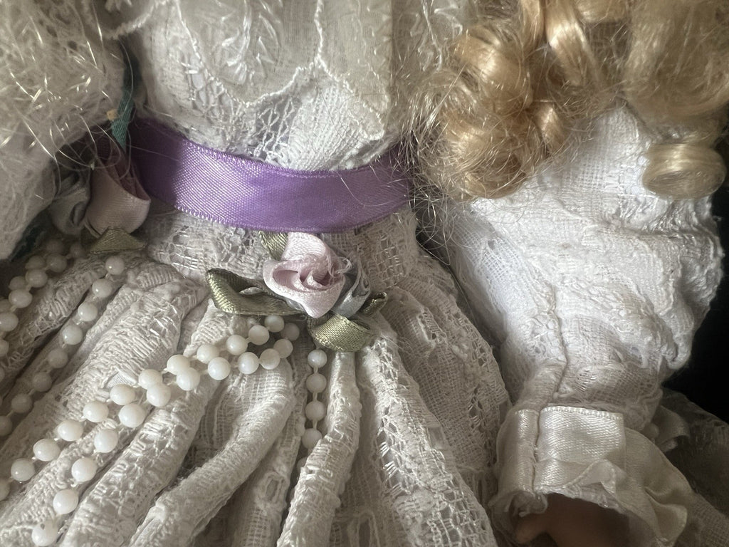 Poupée Porcelaine Robe Dentelle Avec Yeux Bleus Boucles Blondes Vintage H 53